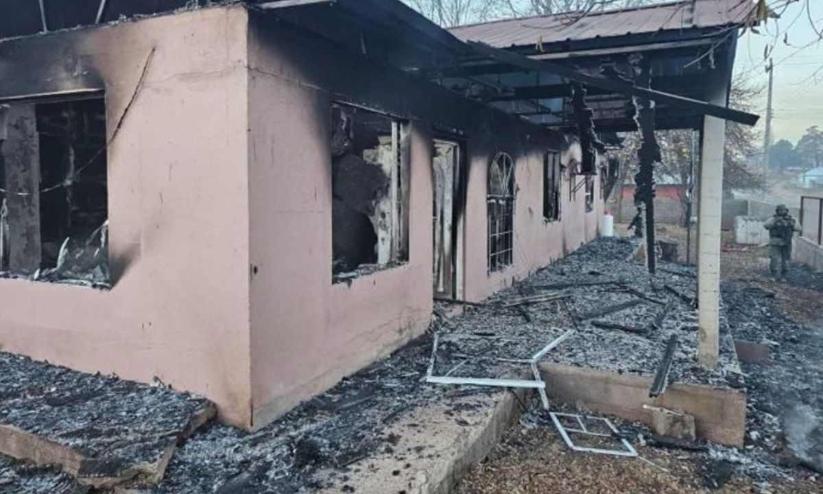 Hombres armados incendian 13 viviendas en enfrentamiento entre grupos criminales en Chihuahua.