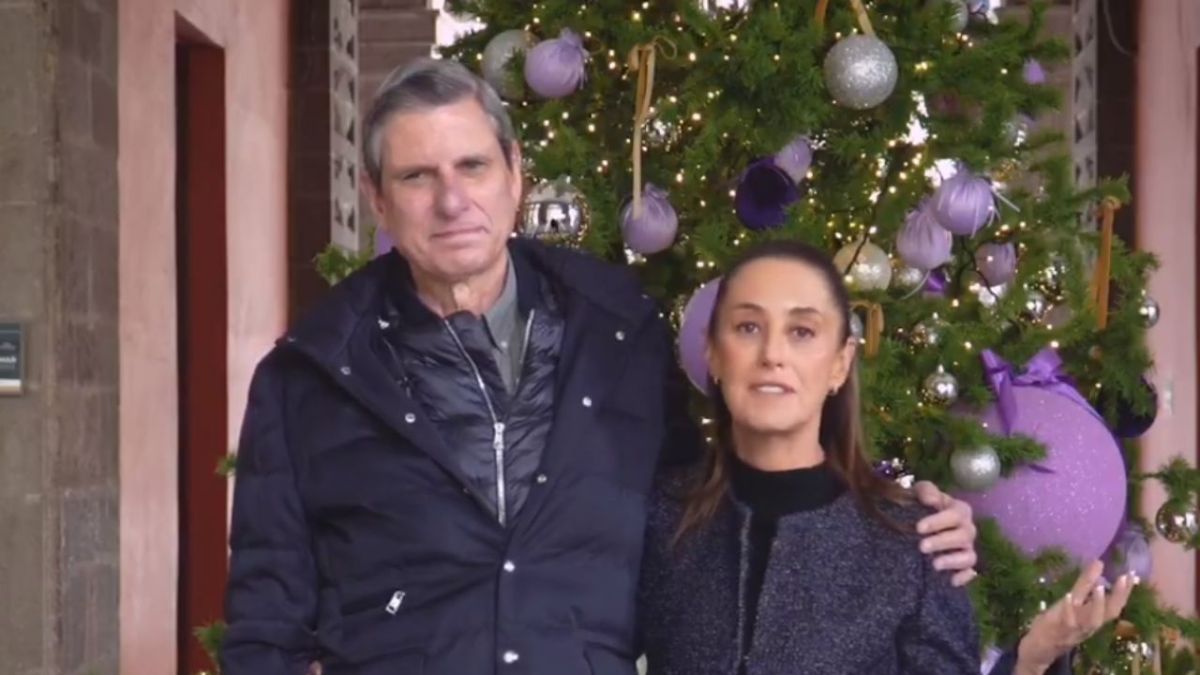 La mandataria apareció con su esposo, Jesús Tarriba frente al árbol de Navidad de Palacio Nacional,