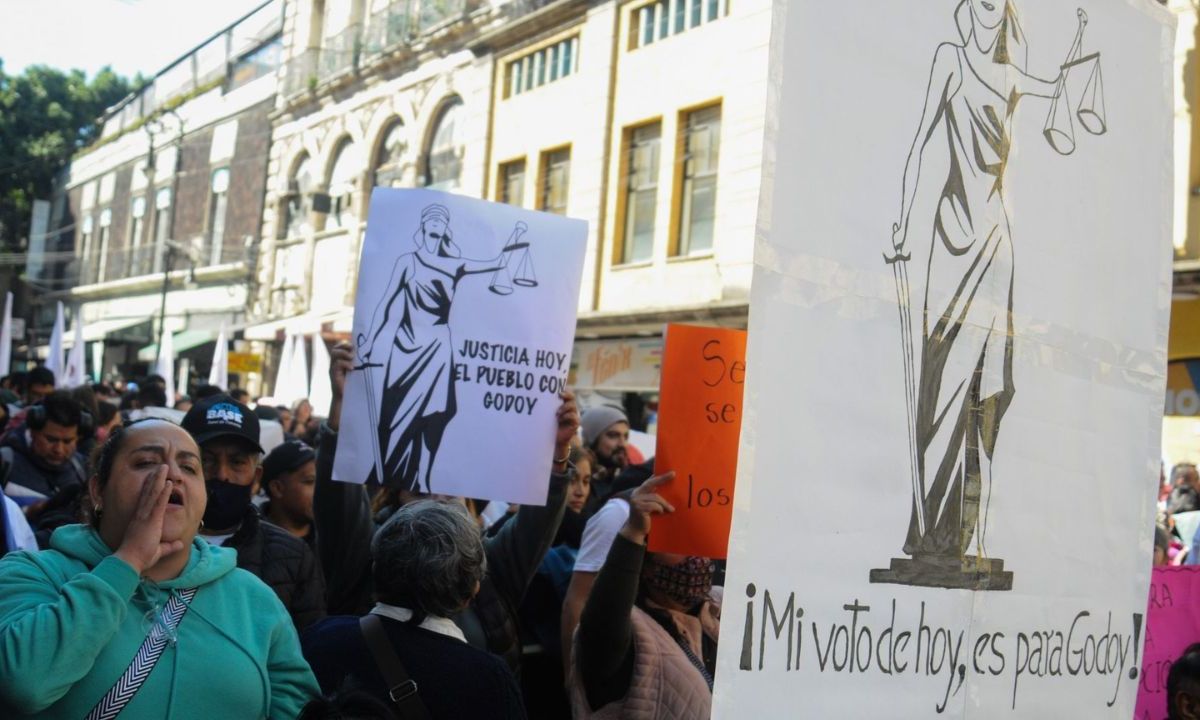 Hace un año, simpatizantes se congregaron en el edificio de Donceles para expresar su apoyo a la exfiscal.