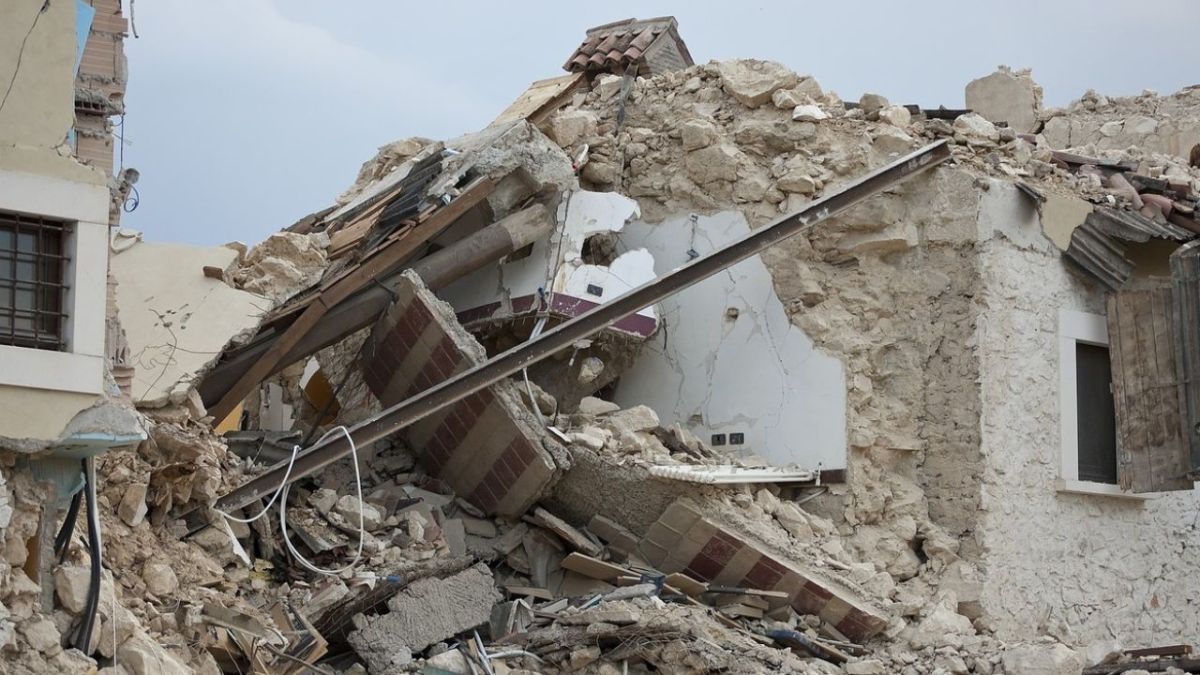 Ocho personas fallecieron y otras tres resultaron heridas tras el colapso de un edificio residencial de seis pisos en el centro.