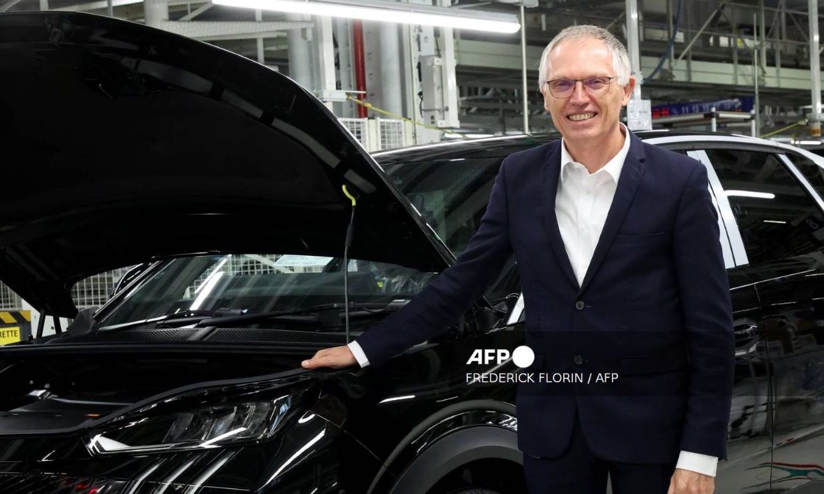 El grupo automovilístico Stellantis anunció el domingo la renuncia "con efecto inmediato" de su jefe Carlos Tavares.