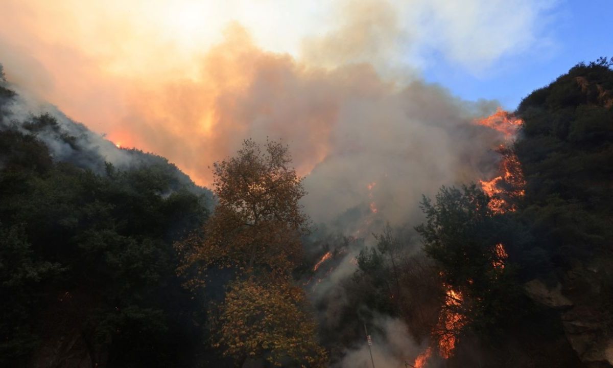 El incendio en Malibú fue bautizado como "Franklin" y ha consumido más de 900 hectáreas en esa ciudad hasta la mañana de este martes.