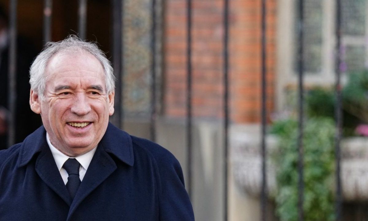 El presidente francés, Emmanuel Macron, nombró este viernes primer ministro a su aliado centrista y veterano político François Bayrou.