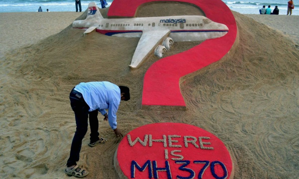 El gobierno de Malasia aprobó reanudar la búsqueda del avión del vuelo MH370 de Malaysia Airlines que desapareció misteriosamente.