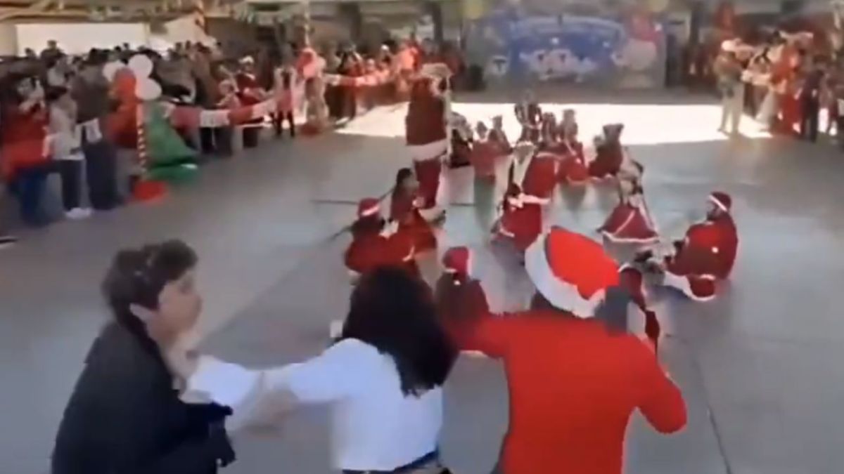 Por obstruir la vista a los demás padres de familia , madres protagonizan pelea en festival navideño