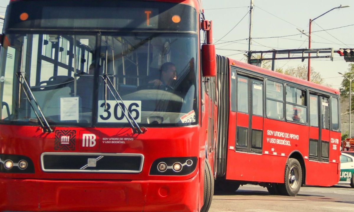 Hospitalizan a peatón tras ser arrollado por Metrobús de la Línea 3