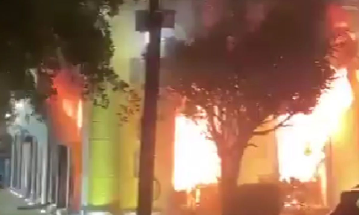 Se incendia edificio contiguo del Museo del Arte de Mazatlán; hay un herido.