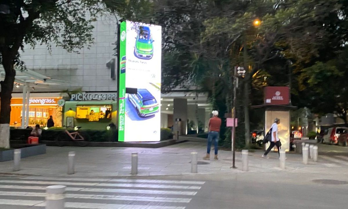 Denuncian vecinos instalación ilegal de tótem publicitario en Polanco