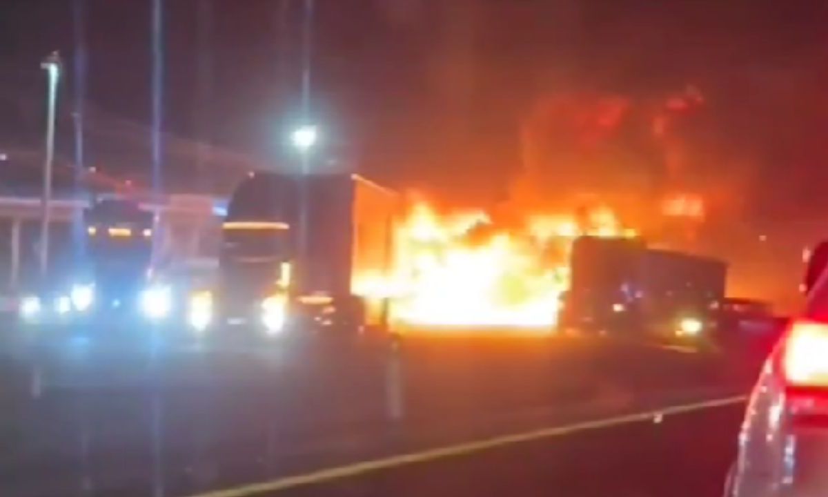 Colisiona y provocan incendio dos tráileres en la carretera Querétaro-San Luis Potosí.