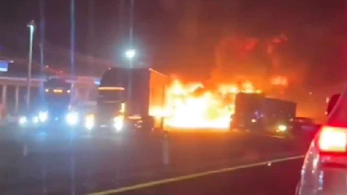 Colisiona y provocan incendio dos tráileres en la carretera Querétaro-San Luis Potosí.