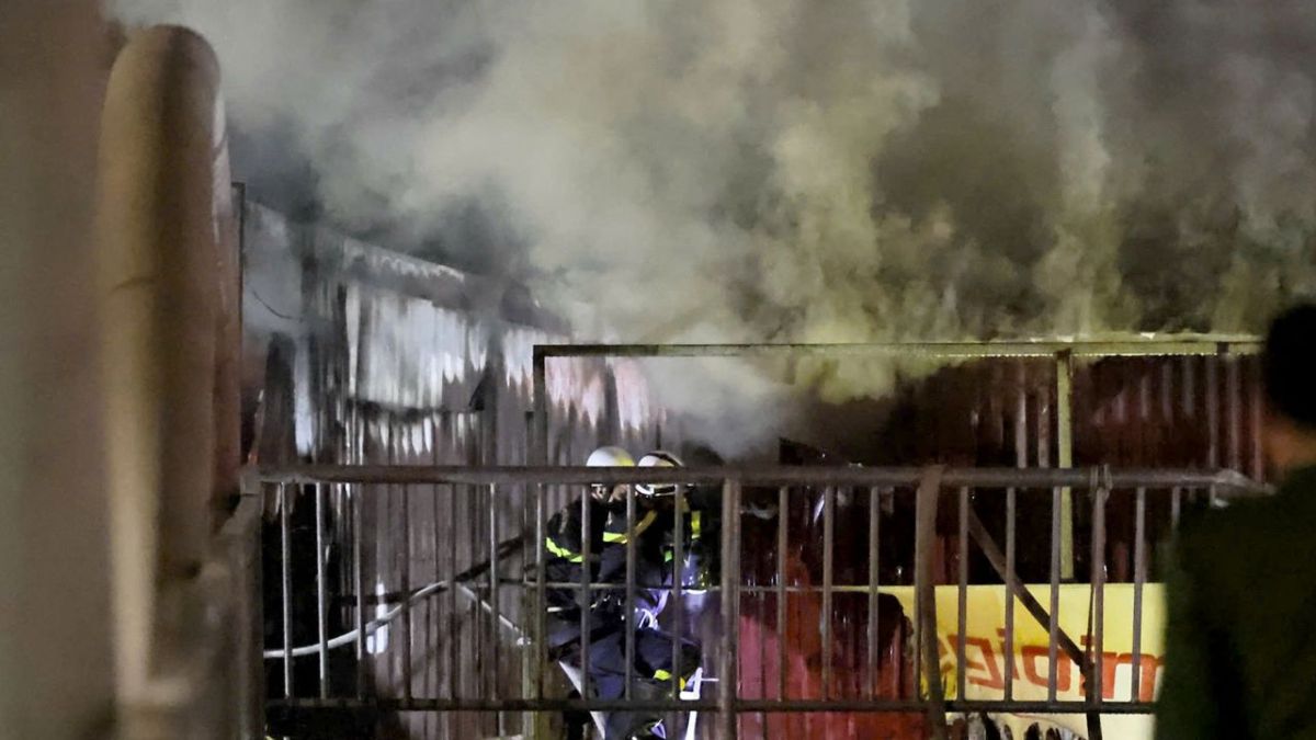 Los bomberos extinguen un incendio en un bar de karaoke en Hanoi