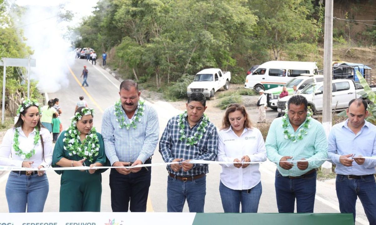 Ricardo Gallardo construye más caminos en San Martín Chalchicuautla