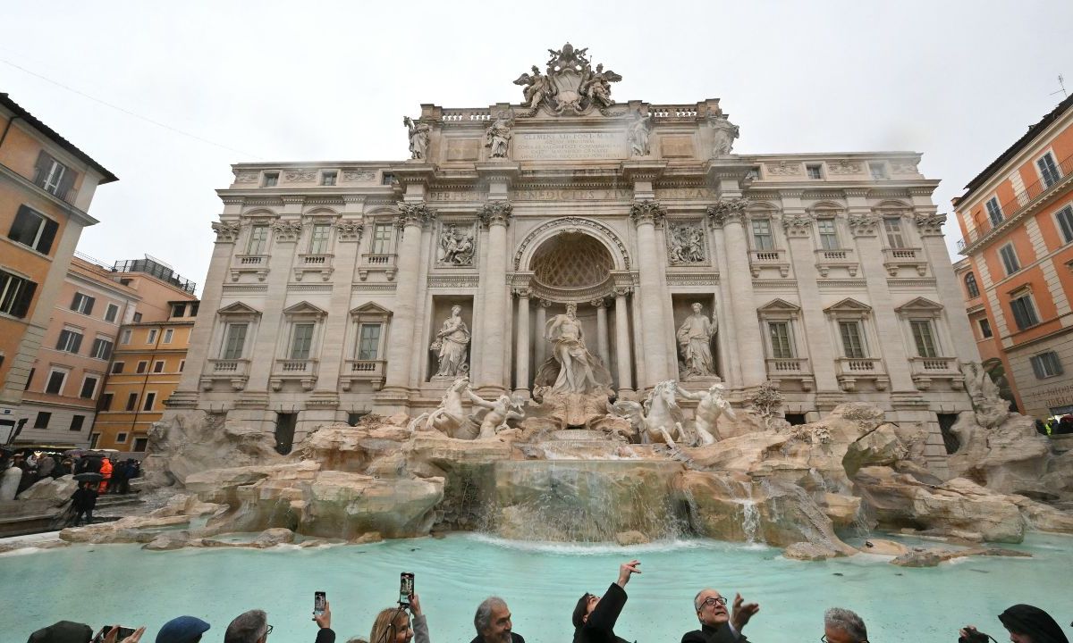 Los numerosos turistas –entre 10 mil y 12 mil por día hasta ahora– lanzan monedas en la fuente