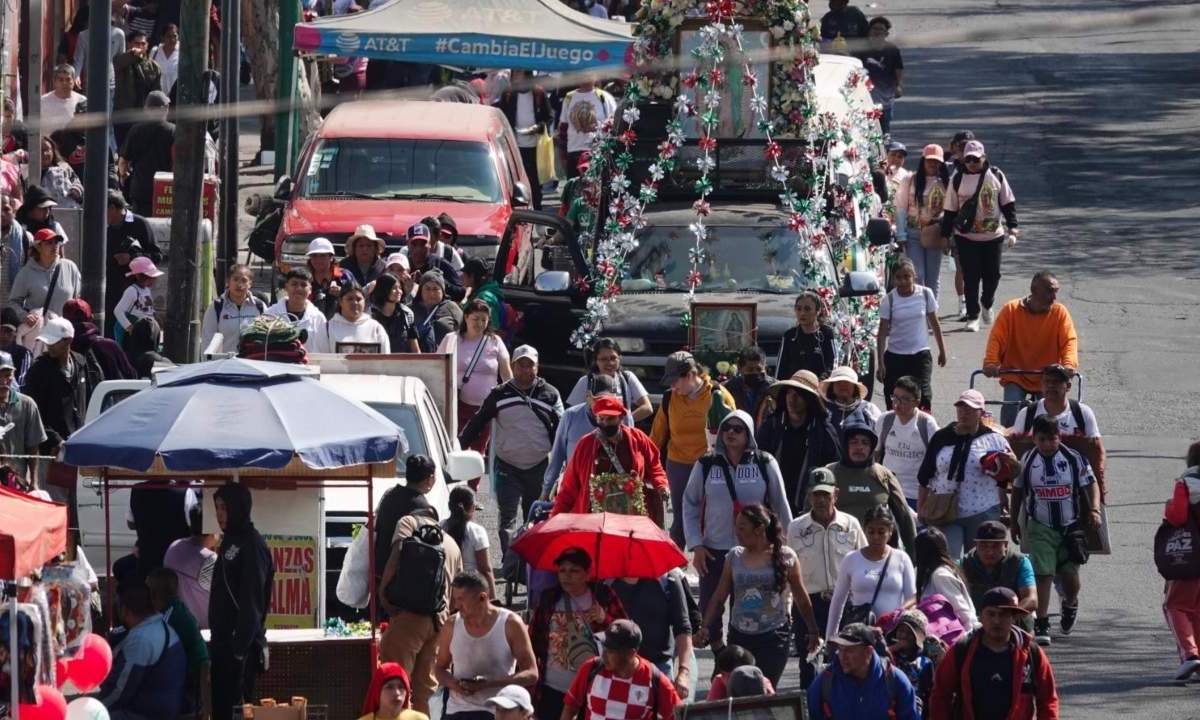 En bici, camión o a pie, peregrinos en familia, grupo o en solitario acuden a la Basílica de Guadalupe.