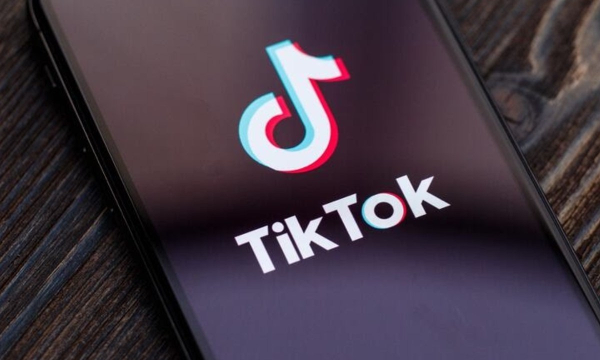 Albania prohibe TikTok y le llama basura