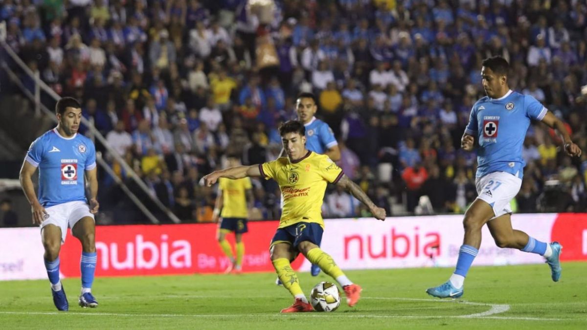 Semifinal entre América y Cruz Azul en el que el conjunto azulcrema se colocó como ganador.