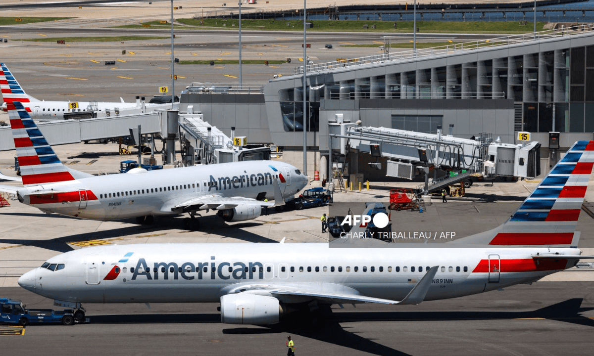 American Airlines suspende todos sus vuelos