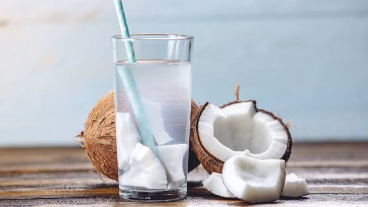 El agua de coco contiene electrolitos, por lo que puede ser de ayuda contra la cruda.