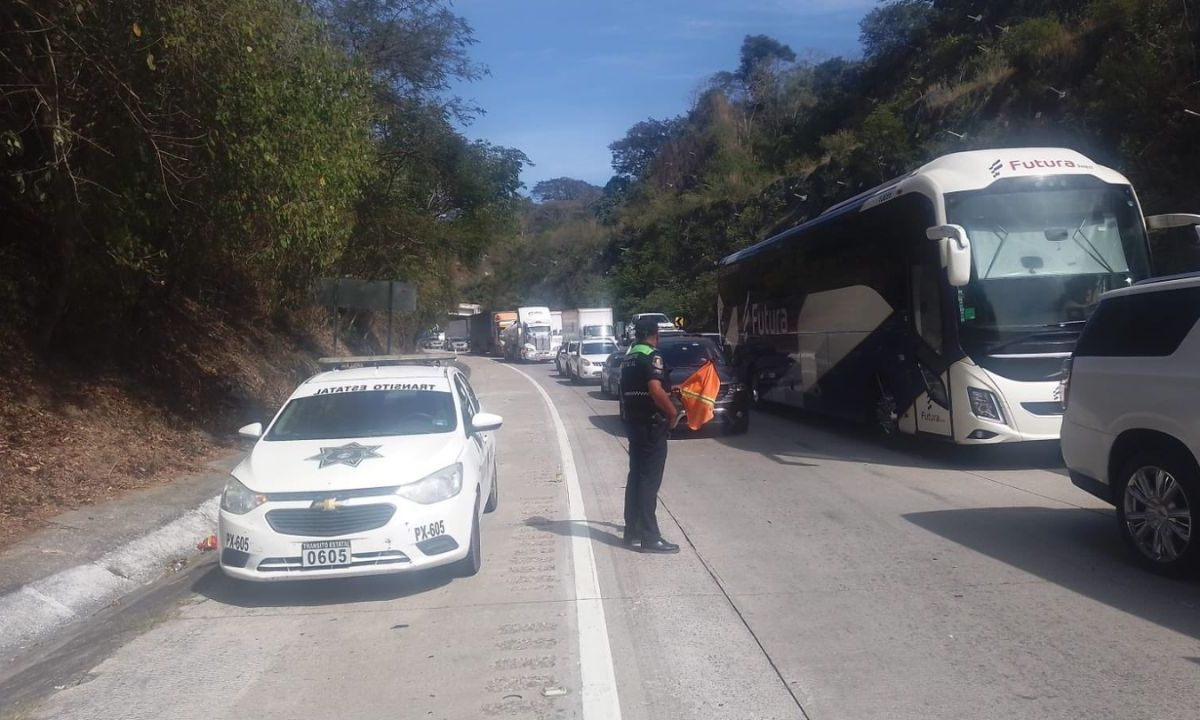 La circulación vehicular en la Autopista del Sol se ha visto afectada por más de cinco horas, luego del choque e incendio de un tractocamión.