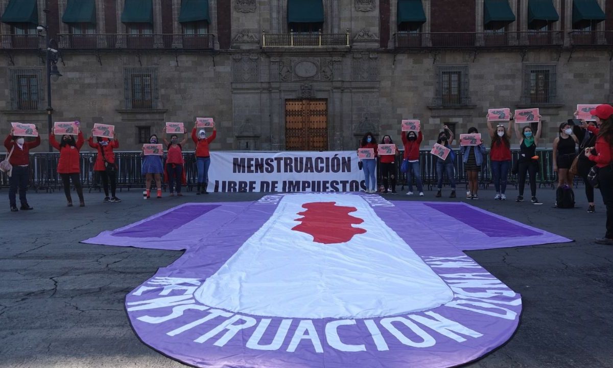 Mujeres protestaron en la plancha del Zócalo para exigir el retiro del impuesto IVA a productos de higiene íntima, así como una desestigmatización de la menstruación.