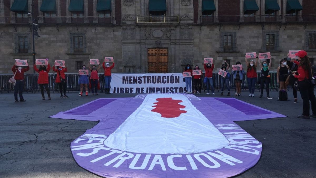 Mujeres protestaron en la plancha del Zócalo para exigir el retiro del impuesto IVA a productos de higiene íntima, así como una desestigmatización de la menstruación.