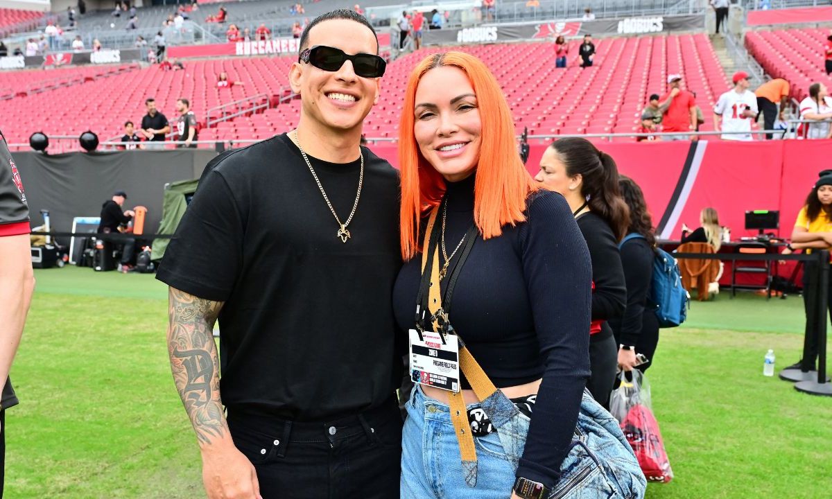 Daddy Yankee posando con su esposa, Mireddys González en 2022.