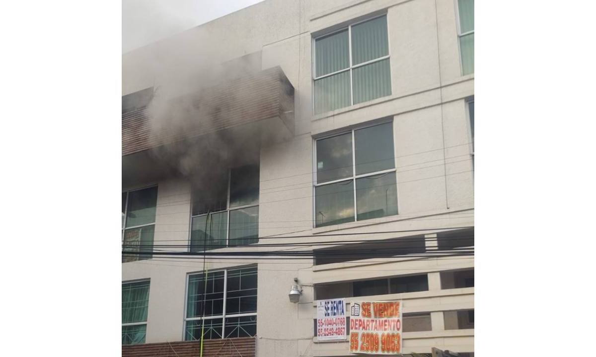 Fuego en edificio de Mixcoac.