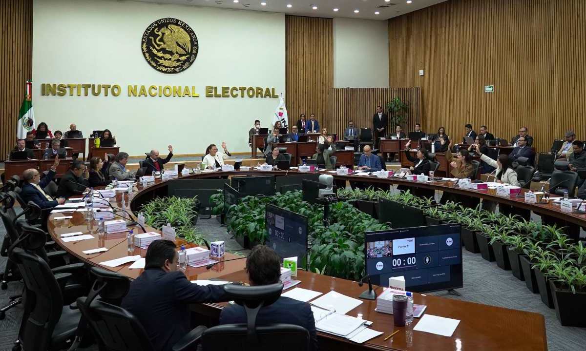 El Consejo General del INE aprobó un acuerdo que descarta el voto de mexicanos en el extranjero para la elección judicial.