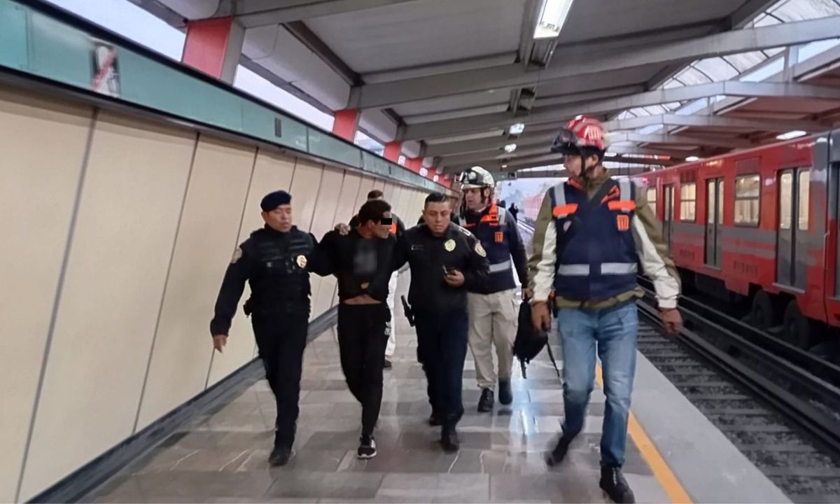 Hombre detenido en el Metro Consulado de la línea 4 por camina en las vías.