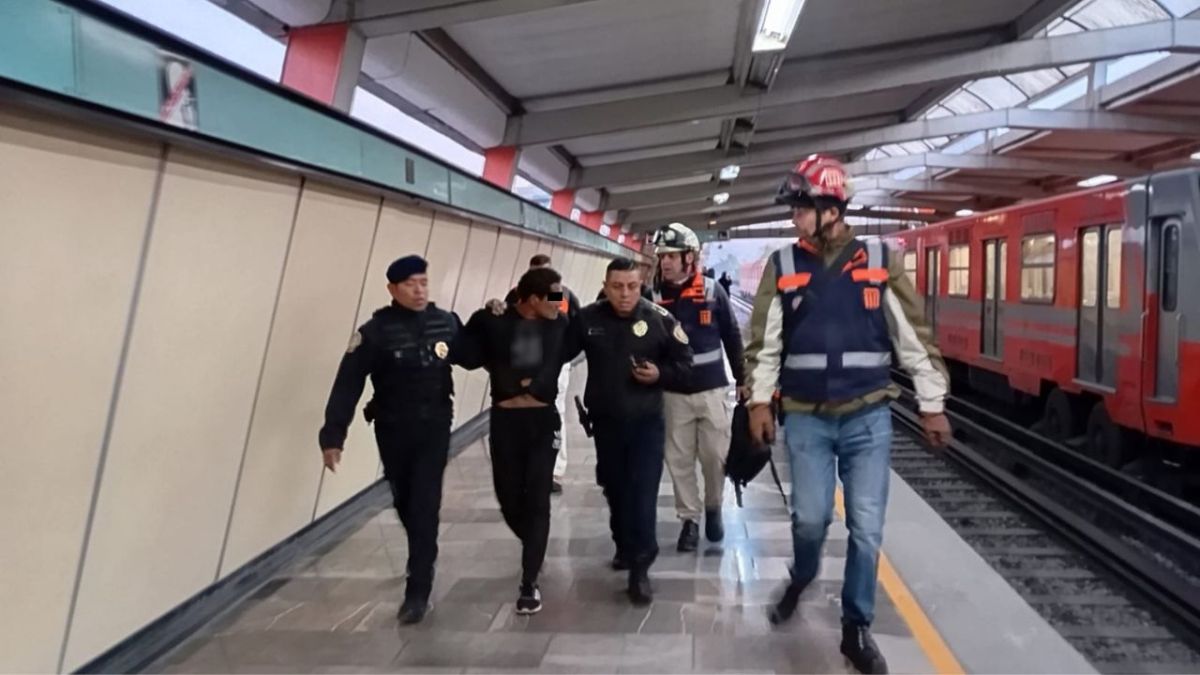 Hombre detenido en el Metro Consulado de la línea 4 por camina en las vías.