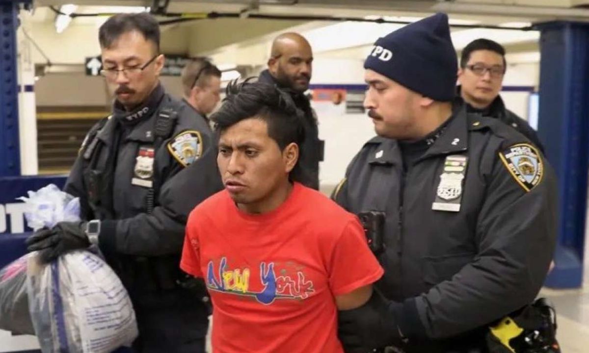 Foto: Especial | La policía de Nueva York detuvo a un sospechoso de prenderle fuego a una mujer quemada dentro de las instalaciones del Metro.