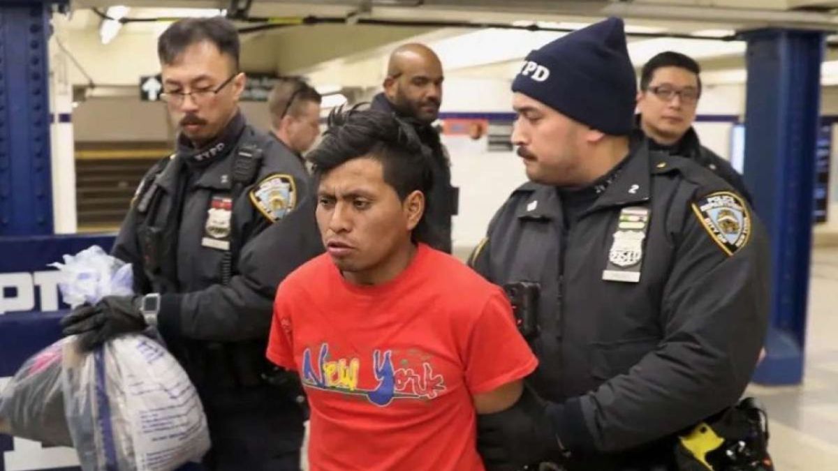 Foto: Especial | La policía de Nueva York detuvo a un sospechoso de prenderle fuego a una mujer quemada dentro de las instalaciones del Metro.