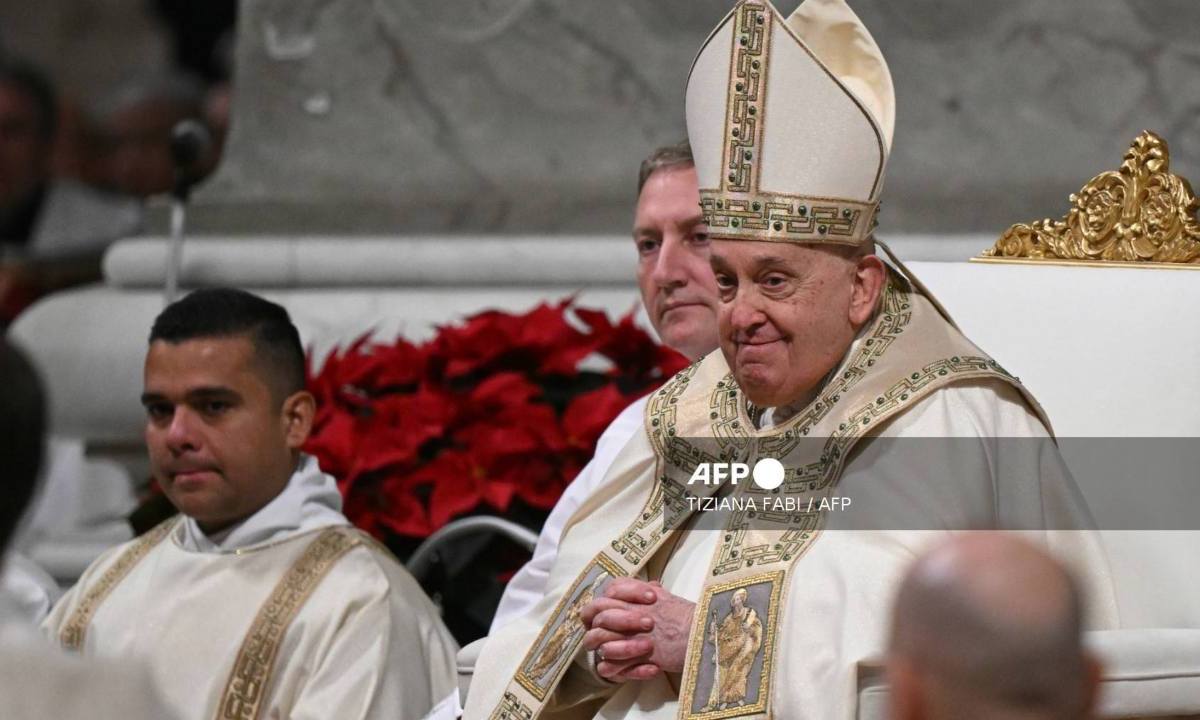 El Papa Francisco, de 88 años y con frecuentes problemas de salud, celebró seguidamente, como cada año, la misa de Nochebuena.