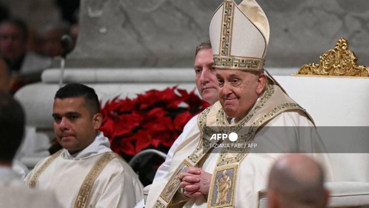 El Papa Francisco, de 88 años y con frecuentes problemas de salud, celebró seguidamente, como cada año, la misa de Nochebuena.