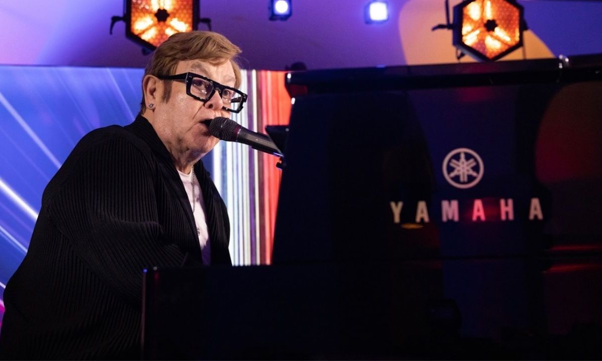 Elton John tocando el piano durante una presentación en octubre de 2024.