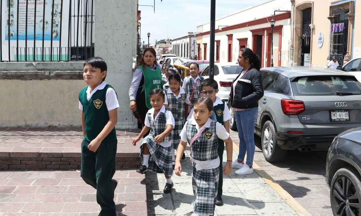 Estudiantes realizando simulacros