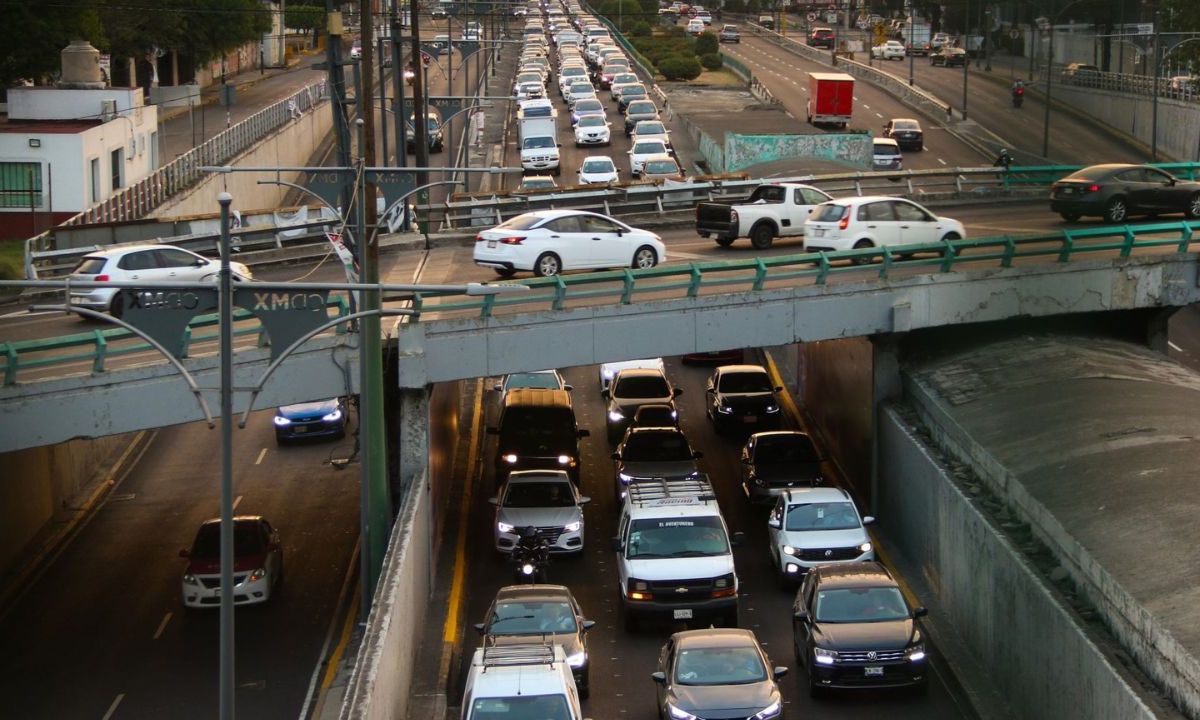 Un hombre de 68 años falleció de un posible infarto mientras conducía sobre viaducto en camino a un hospital para ser atendido.