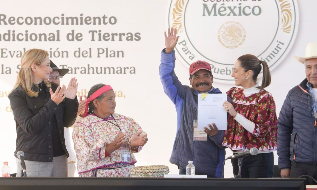 Claudia Sheinbaum firmó dos decretos para restitución, resarcimiento y titulación de tierras para la comunidad Tarahumara de Chihuahua.