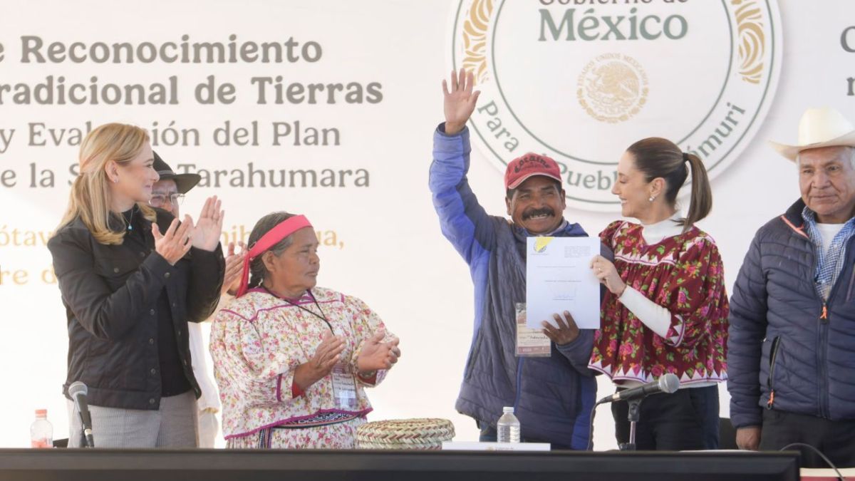 Claudia Sheinbaum firmó dos decretos para restitución, resarcimiento y titulación de tierras para la comunidad Tarahumara de Chihuahua.