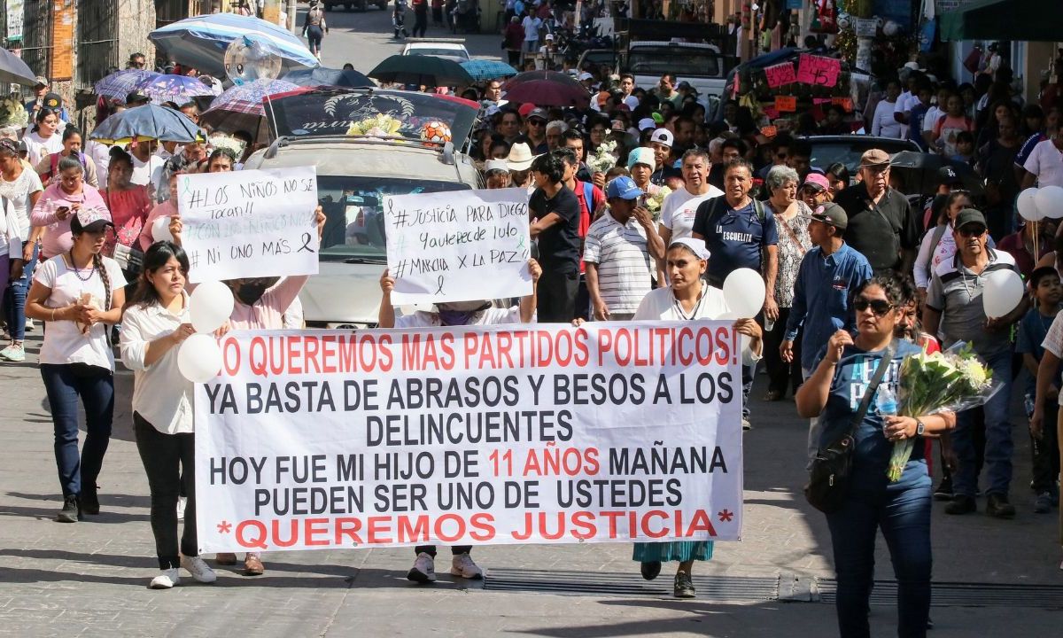 CORTEJO. El féretro de Diego recorrió diversas calles de Yautepec antes de ser depositado en su última morada.