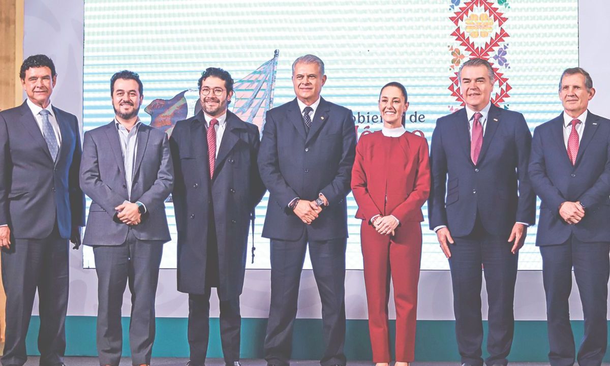 Reunión. La presidenta Sheinbaum en compañía de autoridades del sector laboral, entre ellos Marath Bolaños López, secretario del Trabajo y Previsión Social. 