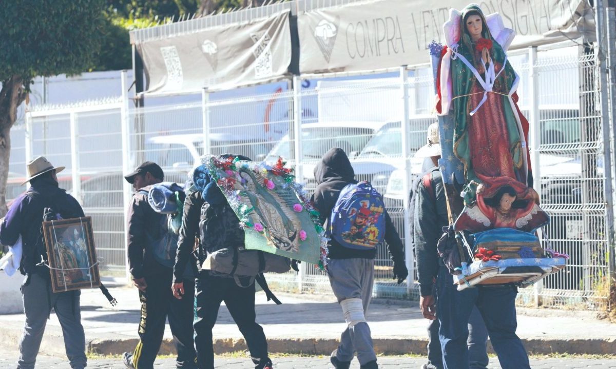 Agradecimiento. Miles de personas transitan ya por carreteras del país para llegar a visitar a la virgen de Guadalupe en la Basílica