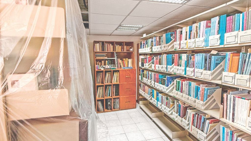 Foto: Leonardo Guerrero | Su biblioteca, aunque descuidada, alberga material didáctico para todas las edades. En ella se destaca su colección de “material facilitado”, que incluye partituras adaptadas para niños pequeños que no pueden leer obras complejas como las de Beethoven