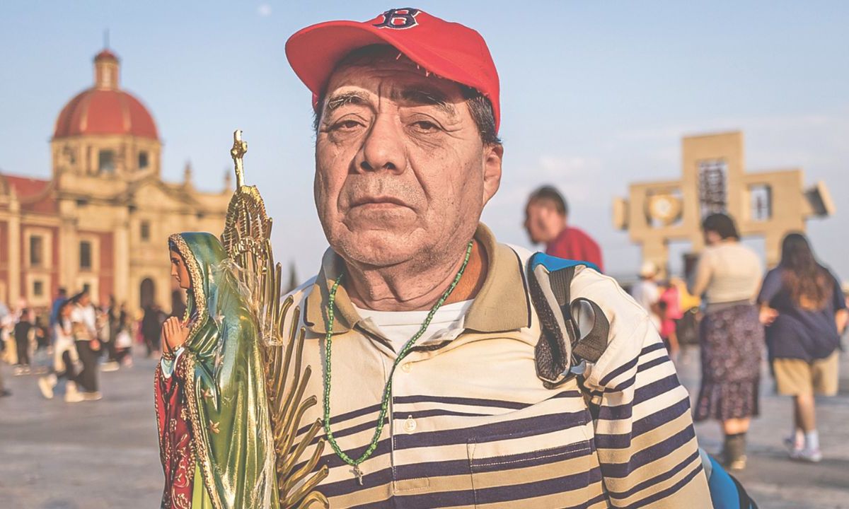 Caracterizados como Juan Diego, con imágenes de la Virgen de Guadalupe, miles de creyentes llegaron a las celebraciones