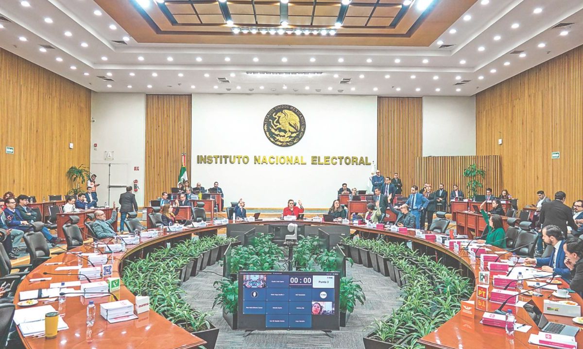 Hasta el momento, el desacato a las resoluciones de los juzgadores les ha traído a los consejeros electorales al menos la imposición de dos multas por 54 mil pesos.