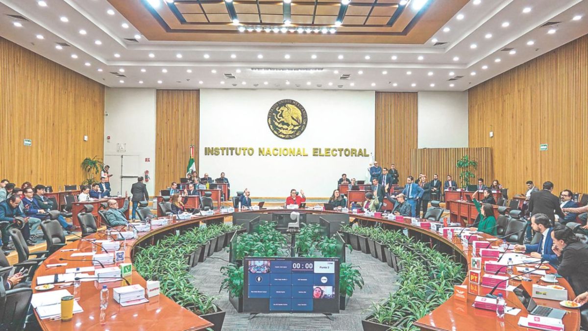 Hasta el momento, el desacato a las resoluciones de los juzgadores les ha traído a los consejeros electorales al menos la imposición de dos multas por 54 mil pesos.