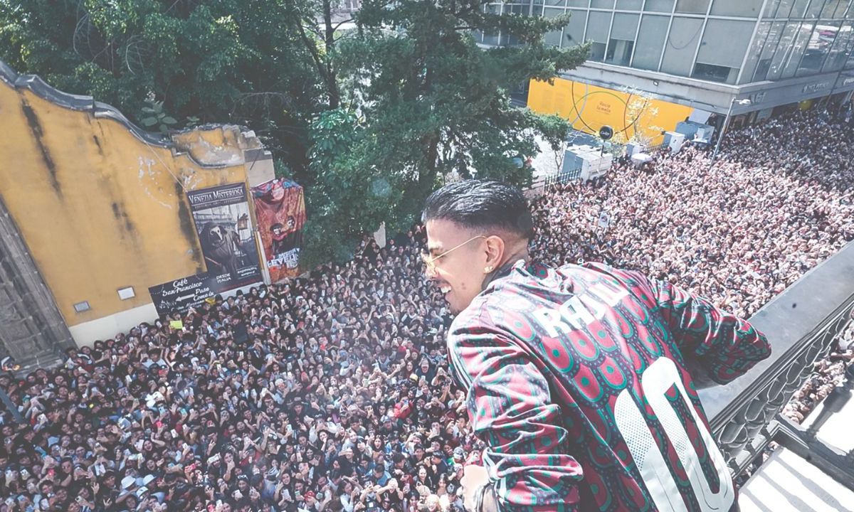 El cantante y compositor de música urbana, Raw Alejandro lanzó su esperado quinta larga duración de estudio, Cosa Nuestra.