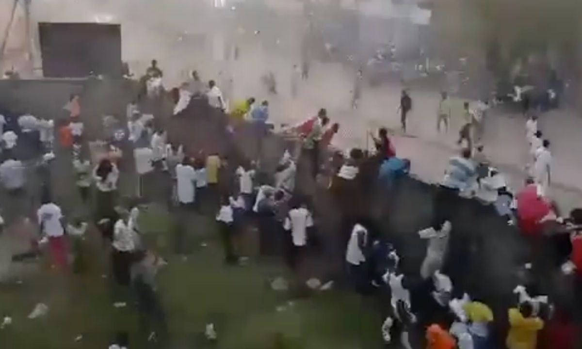 Imagenes de la avalancha tras partido de futbol en Guinea, que dejó 56 muertos.