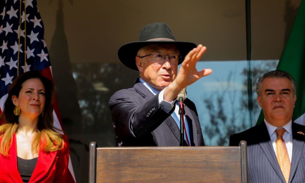 Ken Salazar en conferencia de prensa