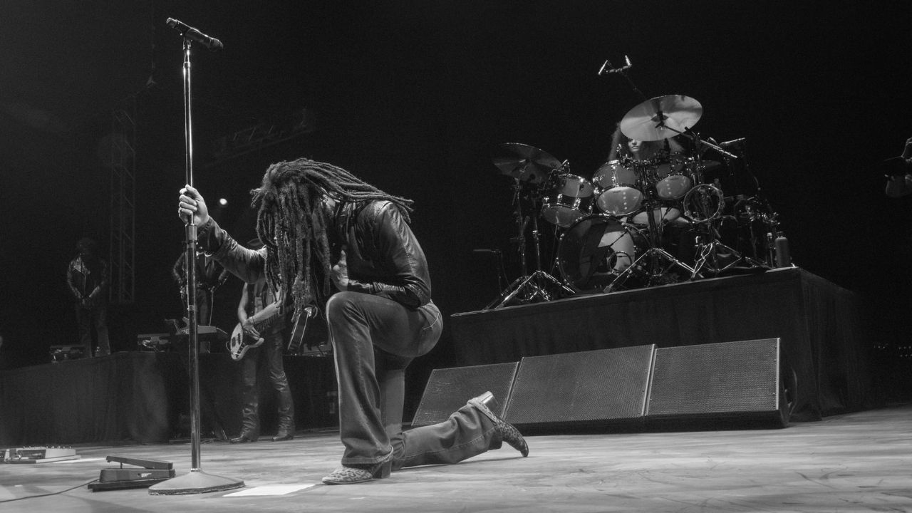 Lenny Kravitz tras un concierto en Lima, Perú